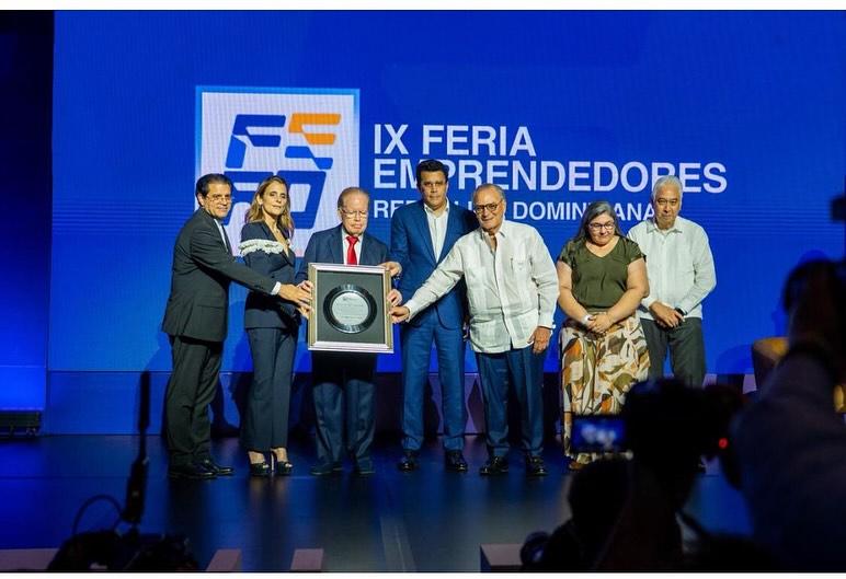 La Feria Emprendedores, junto a varias universidades, reconoció a los empresarios Pepín Corripio, Frank Rainieri y Ligia Bonetti